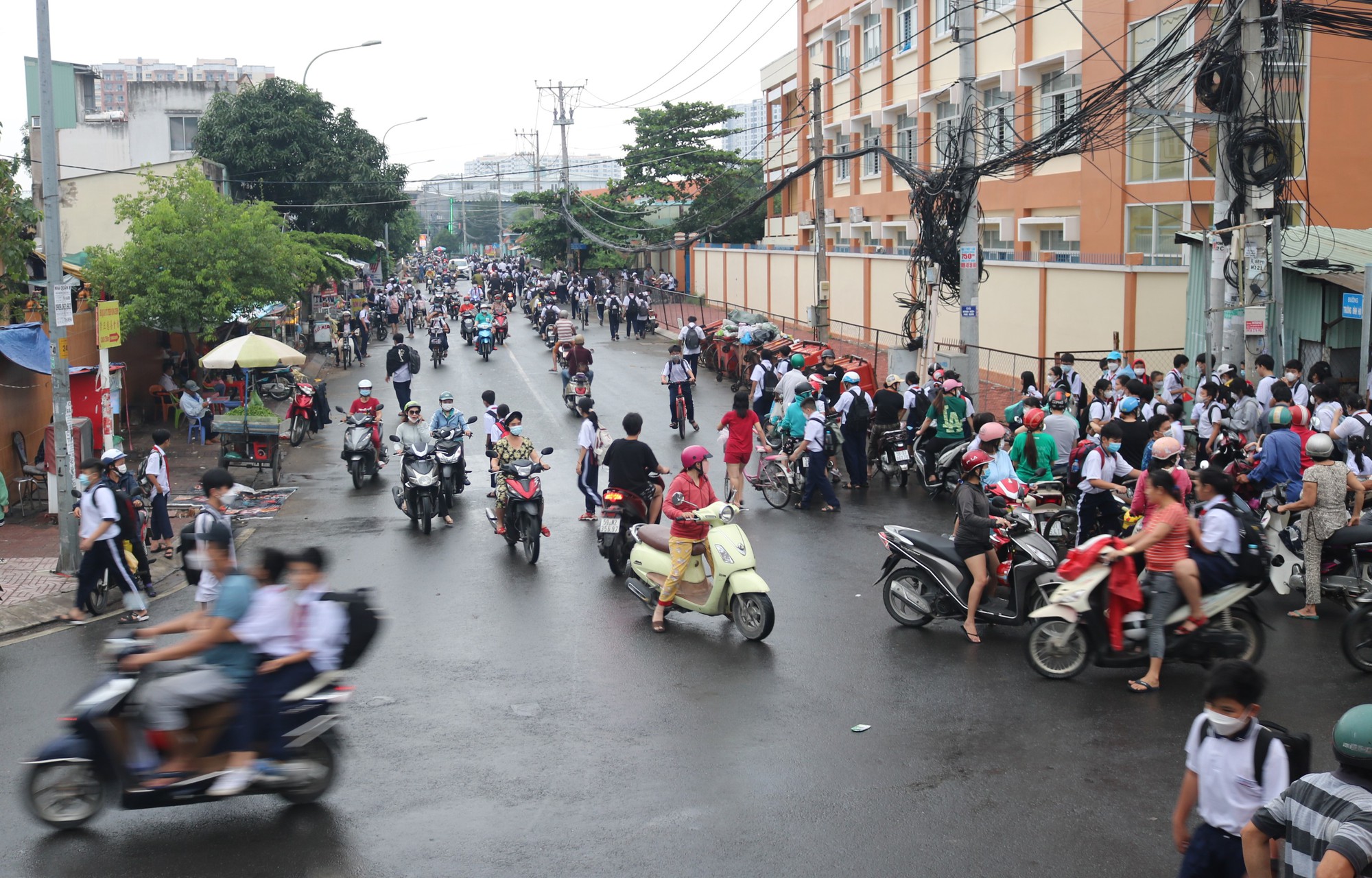 TP HCM: Cảnh bất ngờ ở con đường bì bõm mỗi khi triều cường