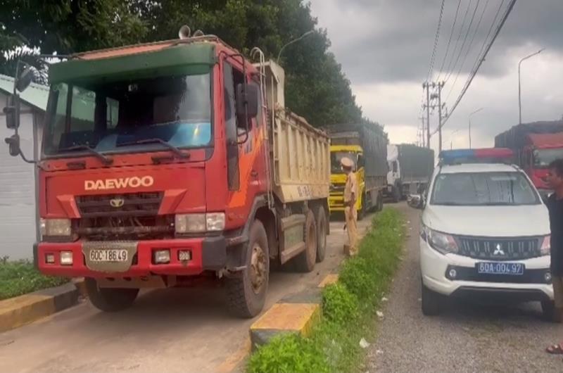 Bắt nhóm "cò" bao xe quá tải qua Trạm CSGT Suối Tre