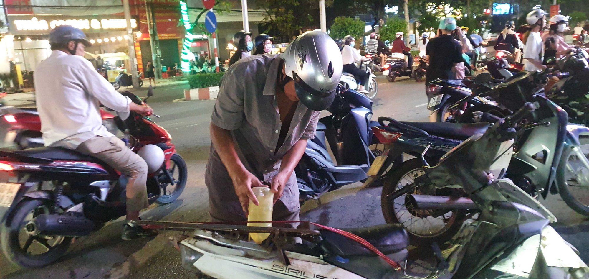 Đồng Nai: Bán xăng dạo trước trạm xăng với giá khủng - Ảnh 3.