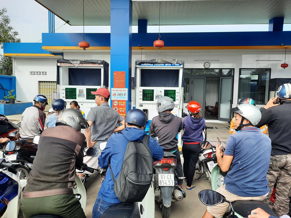 Đồng Nai: Bán xăng dạo trước trạm xăng với giá khủng - Ảnh 4.