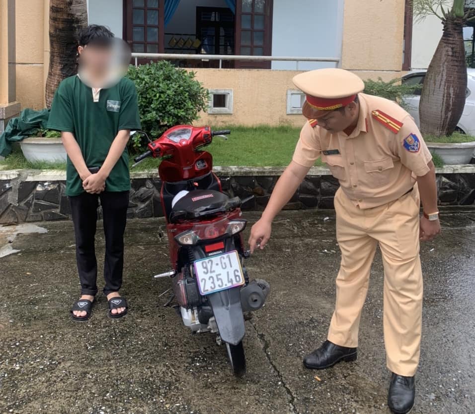 CLIP: Thanh ni&ecirc;n đi xe m&aacute;y &ldquo;chơi ng&ocirc;ng&rdquo; khi vượt đ&egrave;o Hải V&acirc;n - Ảnh 2.