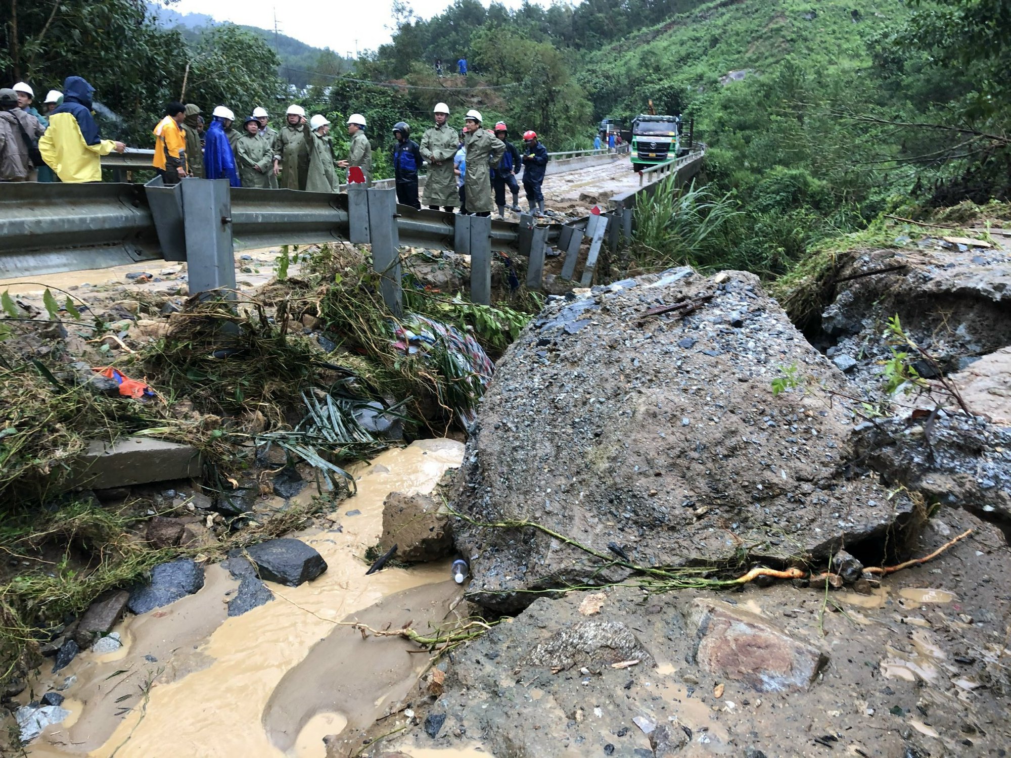 Hiện trường vụ sạt lở kinh ho&agrave;ng tại thủy điện K&agrave; Tinh khiến 1 người mất t&iacute;ch - Ảnh 7.