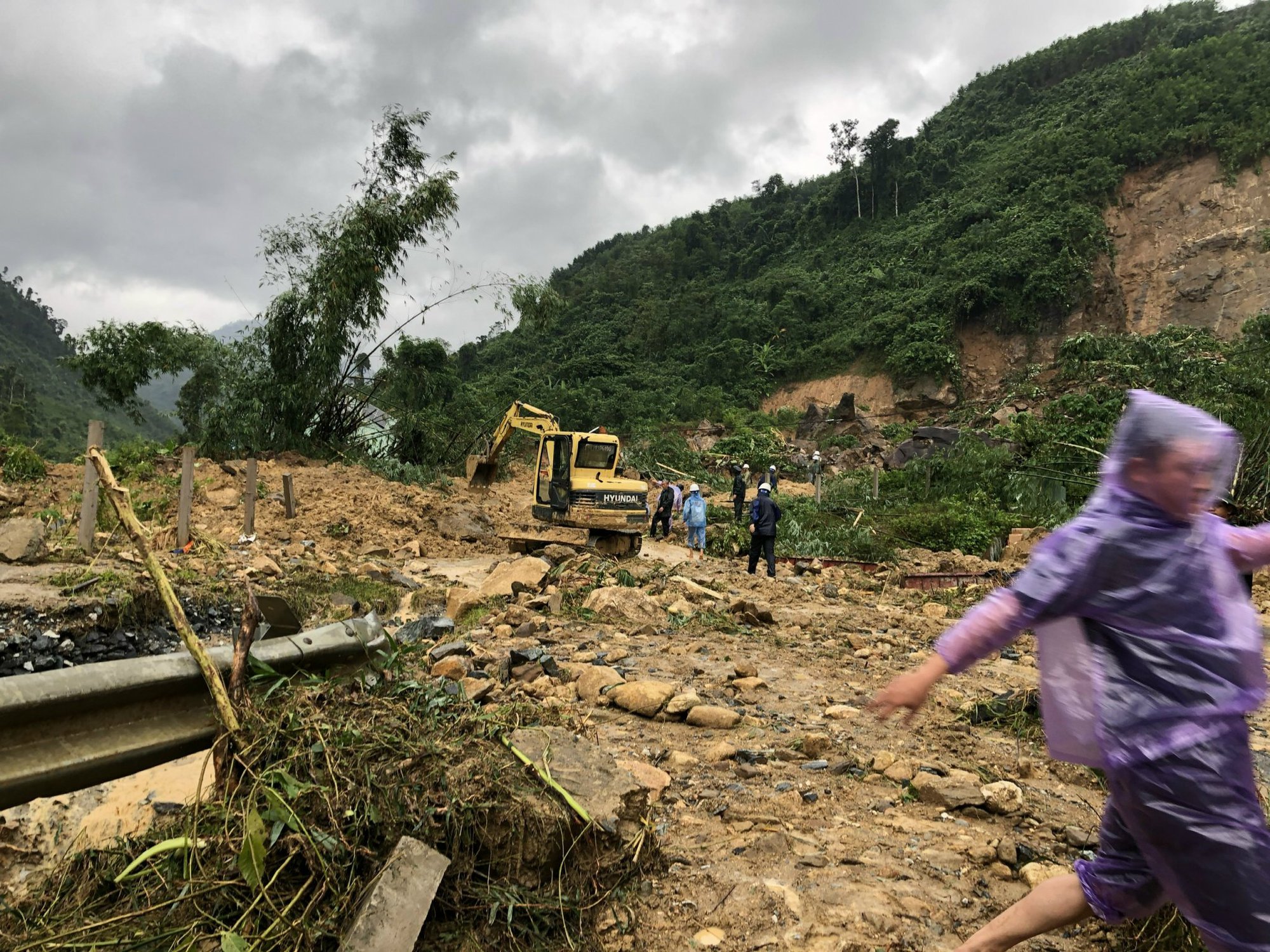 Hiện trường vụ sạt lở kinh ho&agrave;ng tại thủy điện K&agrave; Tinh khiến 1 người mất t&iacute;ch - Ảnh 2.