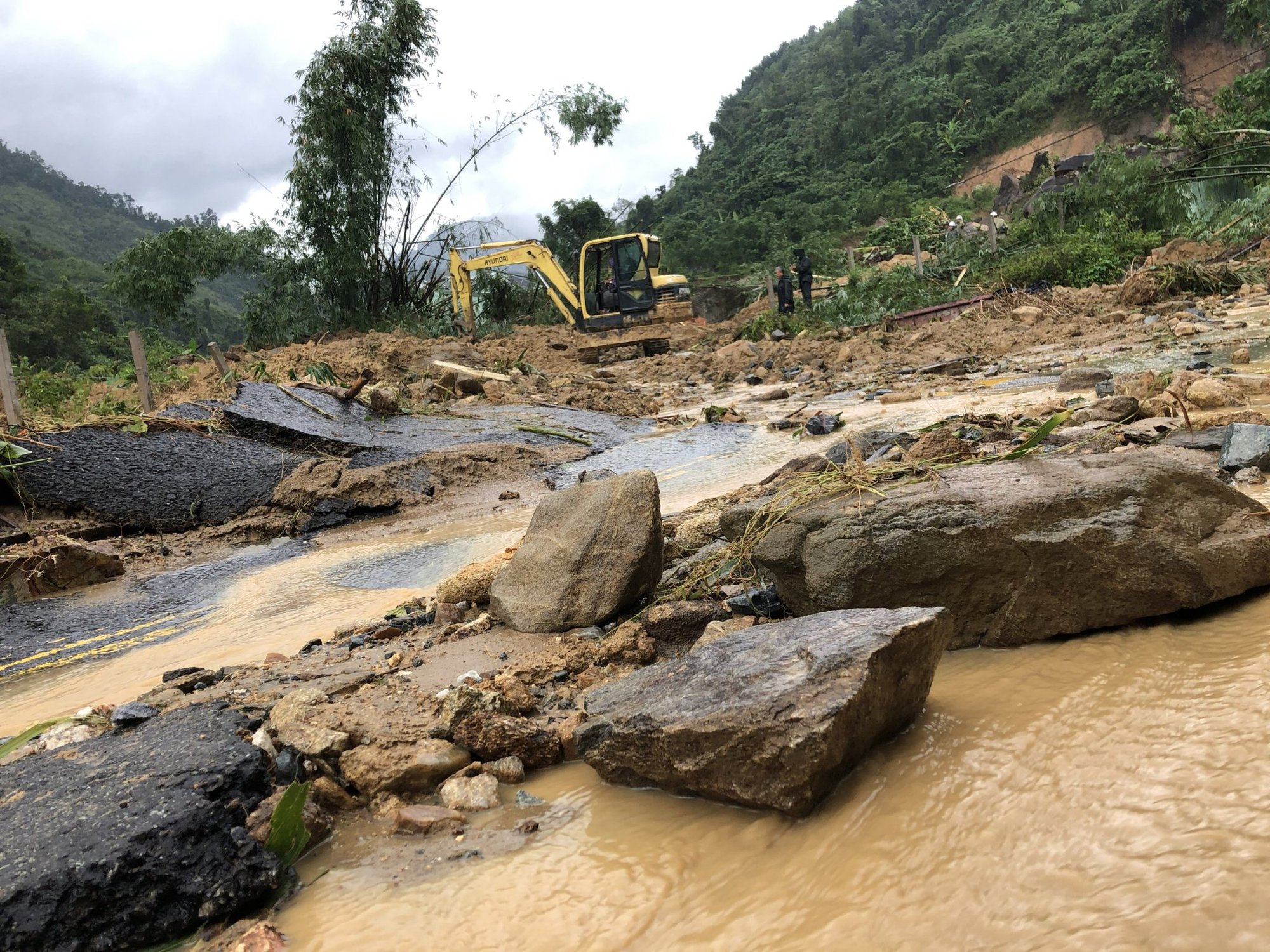 Hiện trường vụ sạt lở kinh ho&agrave;ng tại thủy điện K&agrave; Tinh khiến 1 người mất t&iacute;ch - Ảnh 6.