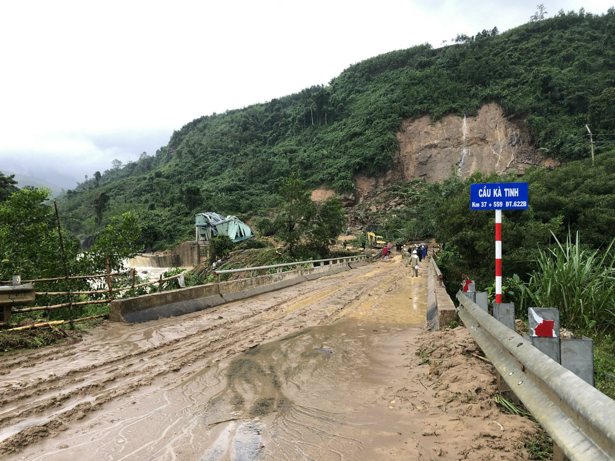Hiện trường vụ sạt lở kinh ho&agrave;ng tại thủy điện K&agrave; Tinh khiến 1 người mất t&iacute;ch - Ảnh 1.