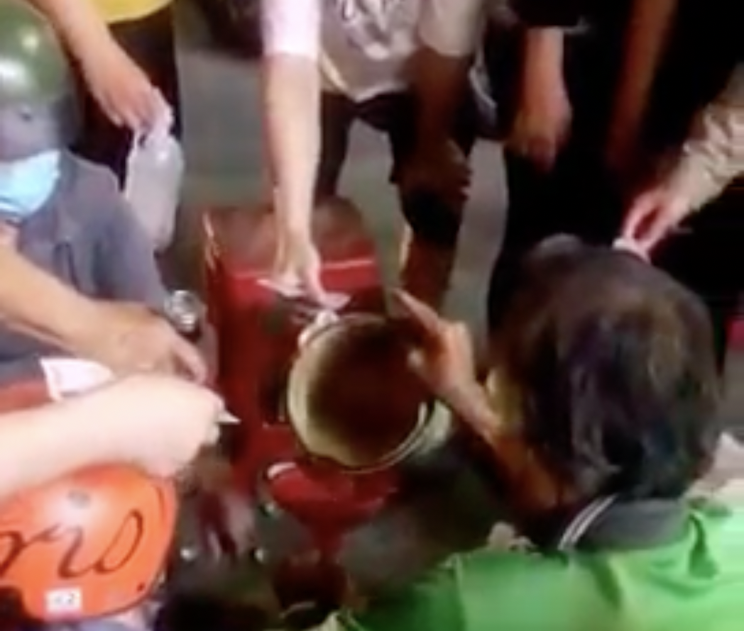 Đồng Nai: Bán xăng "dạo" trước trạm xăng với giá "khủng"