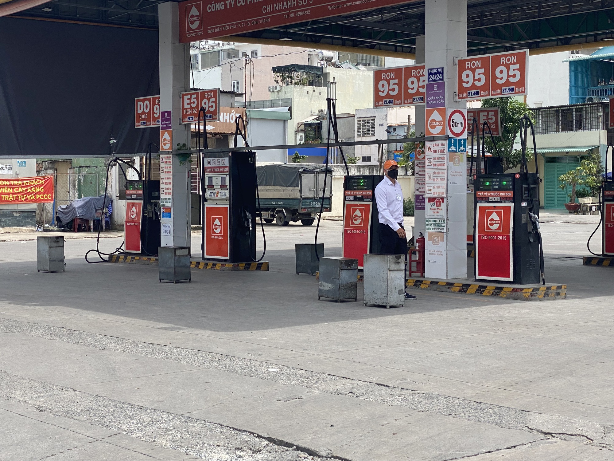 TP HCM: Danh sách cửa hàng tạm hết xăng tiếp tục tăng - Ảnh 2.
