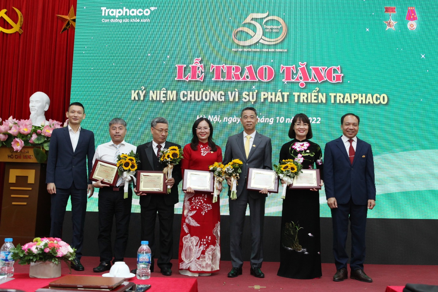 128 l&atilde;nh đạo, c&aacute;n bộ, nh&acirc;n vi&ecirc;n Traphaco nhận kỷ niệm chương - Ảnh 1.