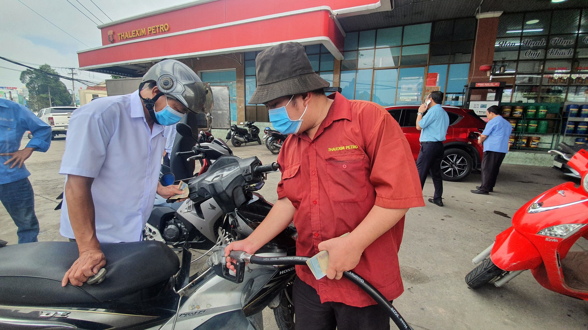 Doanh nghiệp xăng dầu lớn ở Bình Dương nói gì về tình trạng khan hiếm?