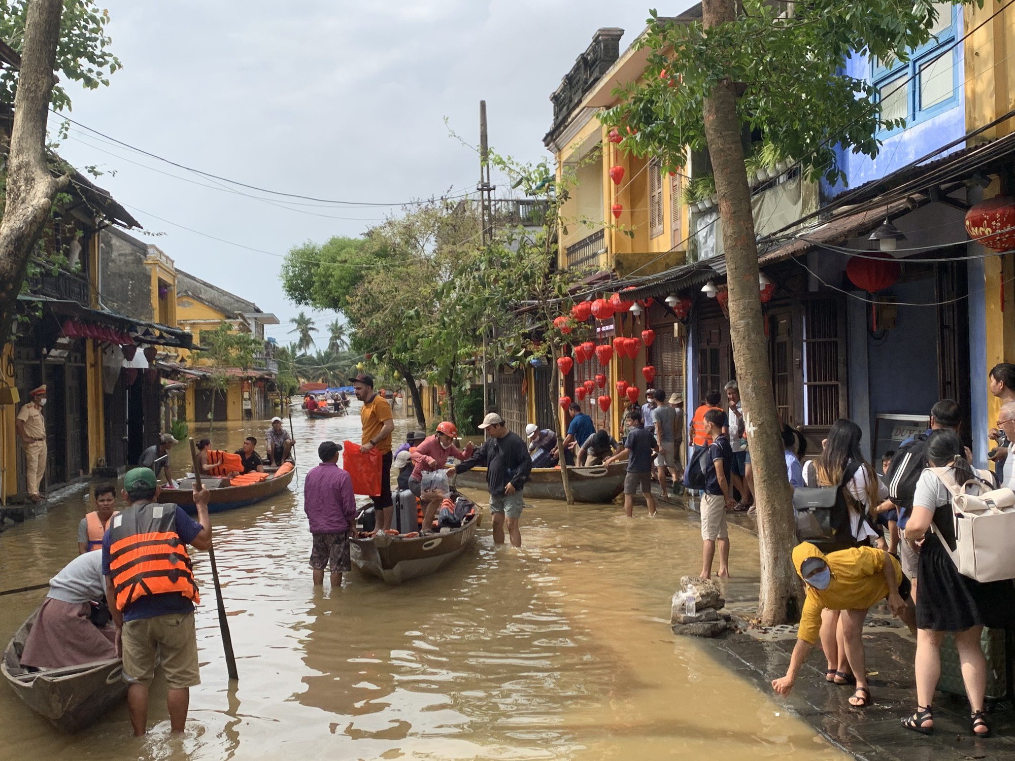 Phố cổ Hội An l&ecirc;nh l&aacute;ng nước, đất đ&aacute; sạt xuống đường Hồ Ch&iacute; Minh nh&aacute;nh T&acirc;y Quảng Trị - Ảnh 15.