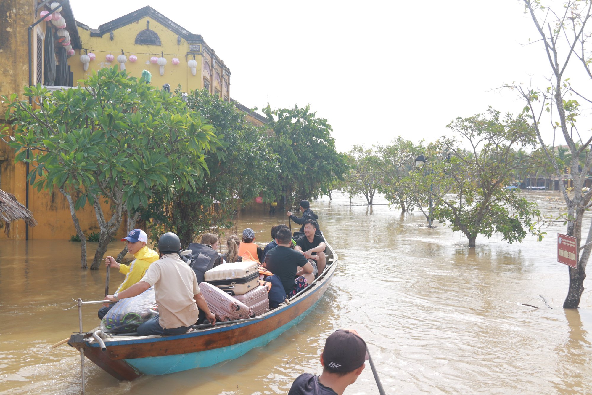 Phố cổ Hội An l&ecirc;nh l&aacute;ng nước, đất đ&aacute; sạt xuống đường Hồ Ch&iacute; Minh nh&aacute;nh T&acirc;y Quảng Trị - Ảnh 16.