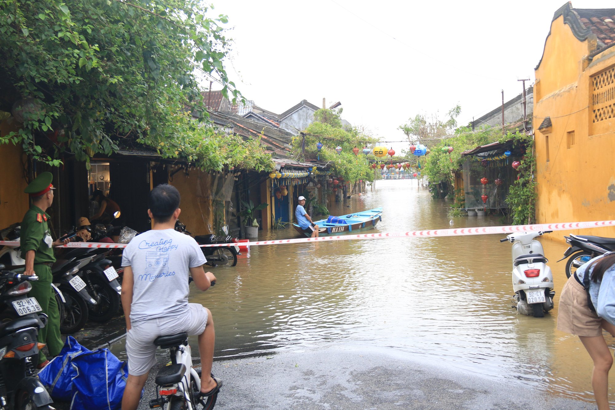 Phố cổ Hội An l&ecirc;nh l&aacute;ng nước, đất đ&aacute; sạt xuống đường Hồ Ch&iacute; Minh nh&aacute;nh T&acirc;y Quảng Trị - Ảnh 9.