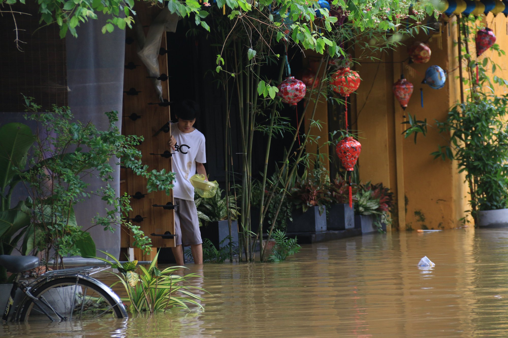 Phố cổ Hội An l&ecirc;nh l&aacute;ng nước, đất đ&aacute; sạt xuống đường Hồ Ch&iacute; Minh nh&aacute;nh T&acirc;y Quảng Trị - Ảnh 11.