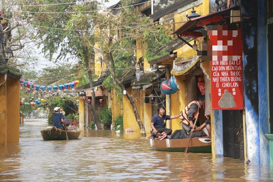 Phố cổ Hội An l&ecirc;nh l&aacute;ng nước, đất đ&aacute; sạt xuống đường Hồ Ch&iacute; Minh nh&aacute;nh T&acirc;y Quảng Trị - Ảnh 2.