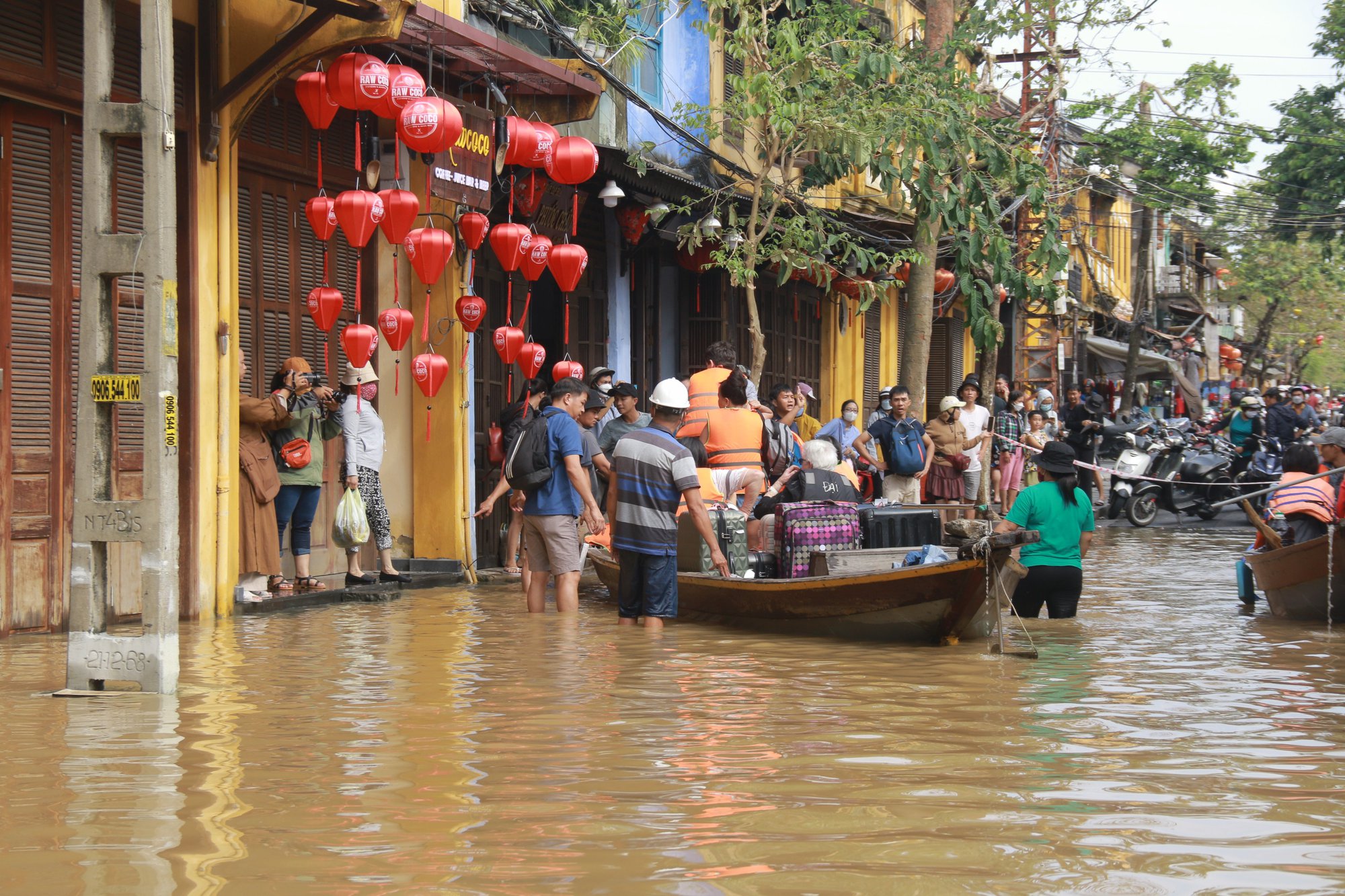 Phố cổ Hội An l&ecirc;nh l&aacute;ng nước, đất đ&aacute; sạt xuống đường Hồ Ch&iacute; Minh nh&aacute;nh T&acirc;y Quảng Trị - Ảnh 13.