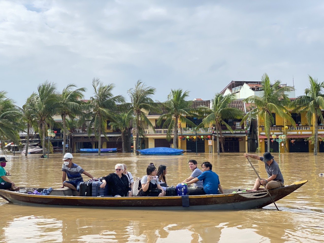 Phố cổ Hội An l&ecirc;nh l&aacute;ng nước, đất đ&aacute; sạt xuống đường Hồ Ch&iacute; Minh nh&aacute;nh T&acirc;y Quảng Trị - Ảnh 14.