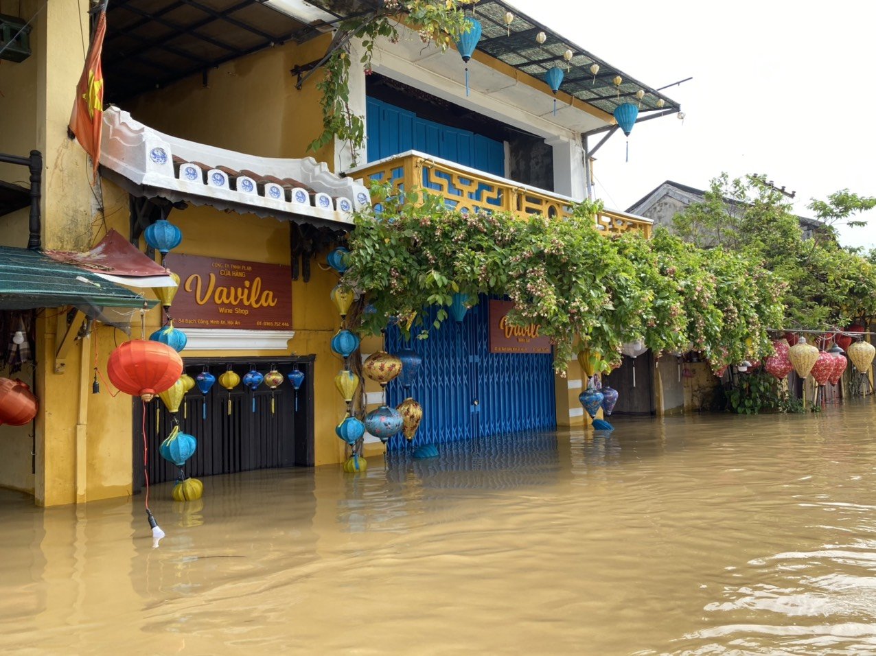 Phố cổ Hội An l&ecirc;nh l&aacute;ng nước, đất đ&aacute; sạt xuống đường Hồ Ch&iacute; Minh nh&aacute;nh T&acirc;y Quảng Trị - Ảnh 7.