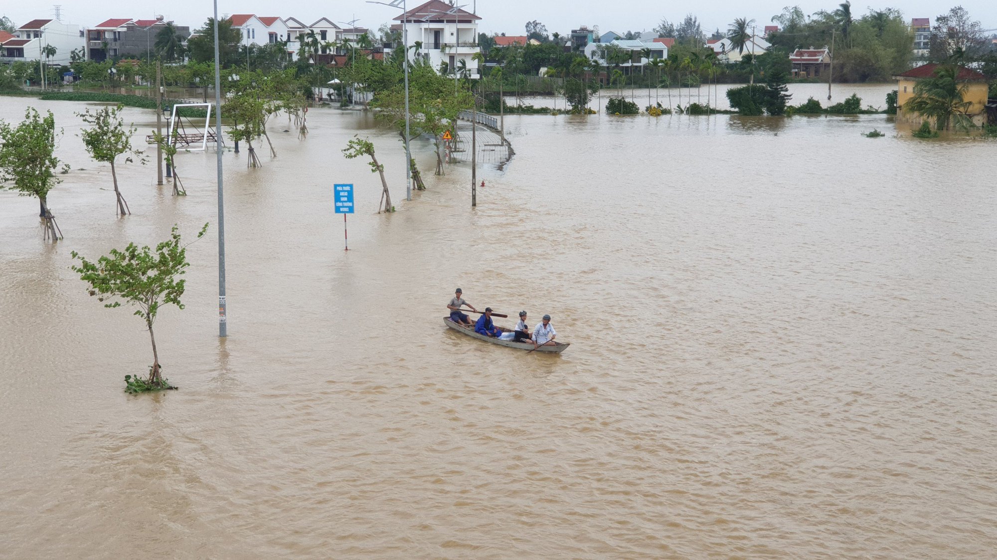 Phố cổ Hội An l&ecirc;nh l&aacute;ng nước, đất đ&aacute; sạt xuống đường Hồ Ch&iacute; Minh nh&aacute;nh T&acirc;y Quảng Trị - Ảnh 20.