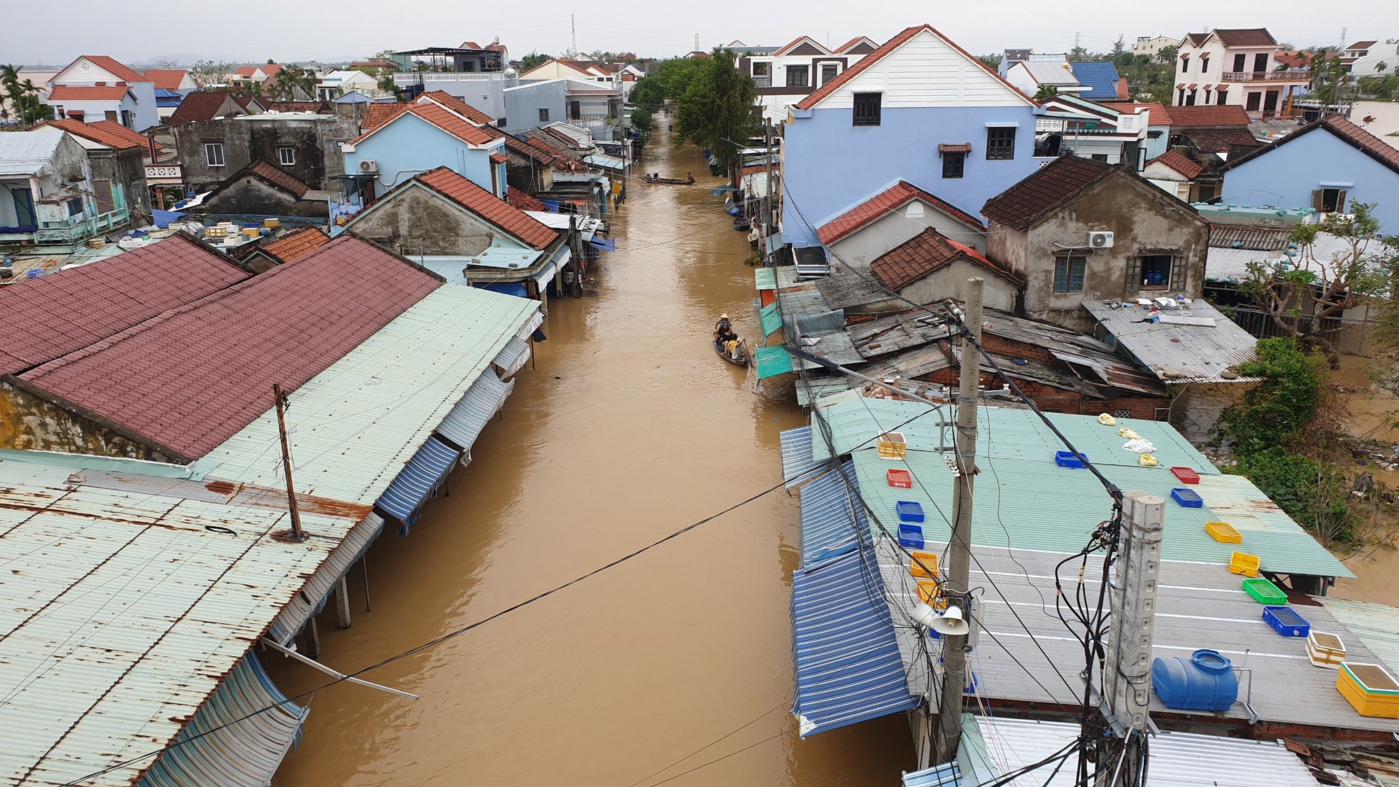 Phố cổ Hội An l&ecirc;nh l&aacute;ng nước, đất đ&aacute; sạt xuống đường Hồ Ch&iacute; Minh nh&aacute;nh T&acirc;y Quảng Trị - Ảnh 17.