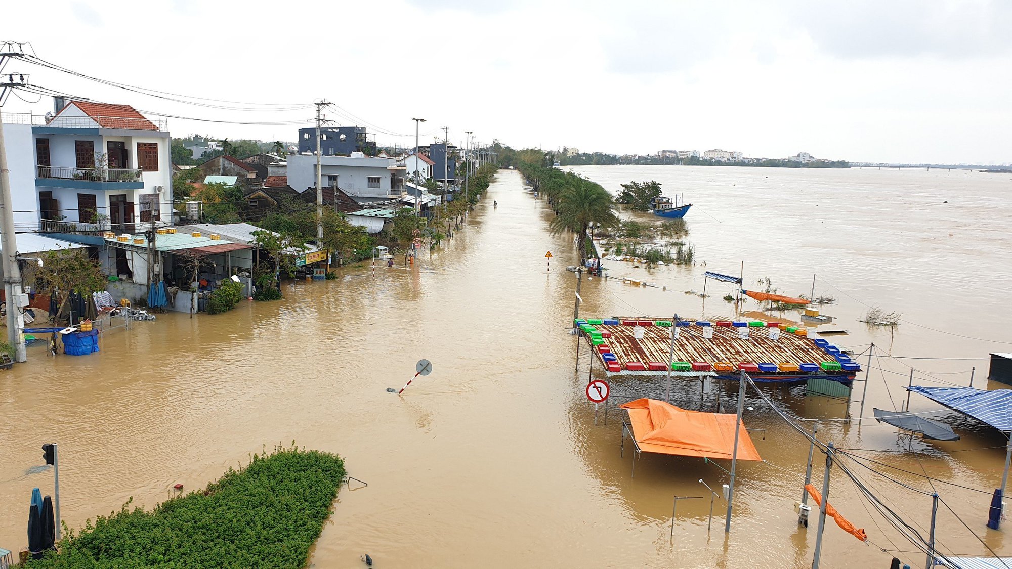 Phố cổ Hội An l&ecirc;nh l&aacute;ng nước, đất đ&aacute; sạt xuống đường Hồ Ch&iacute; Minh nh&aacute;nh T&acirc;y Quảng Trị - Ảnh 19.