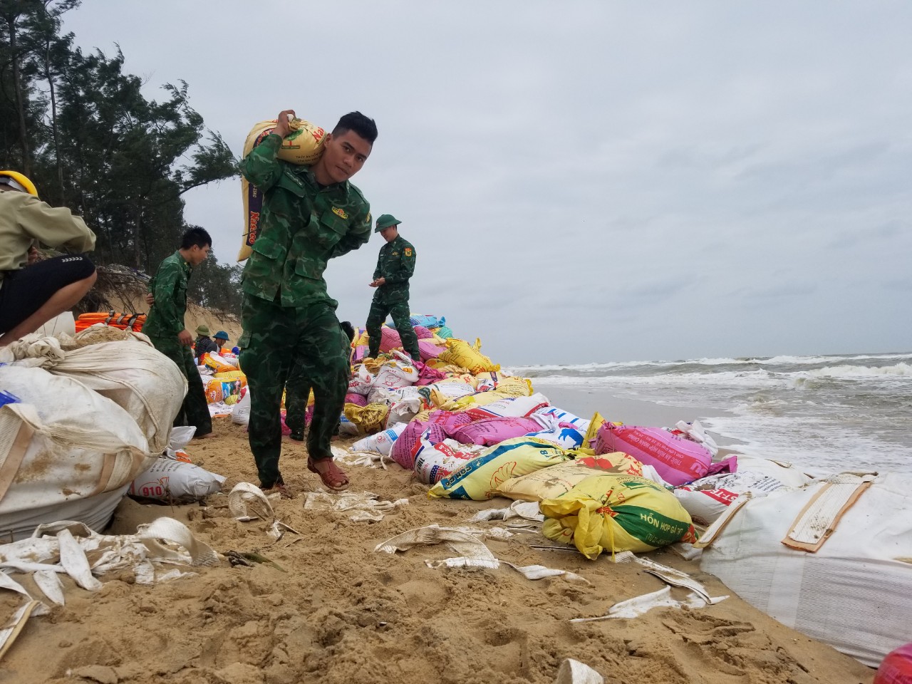 Hàng trăm người oằn mình vác cát chặn "hà bá"