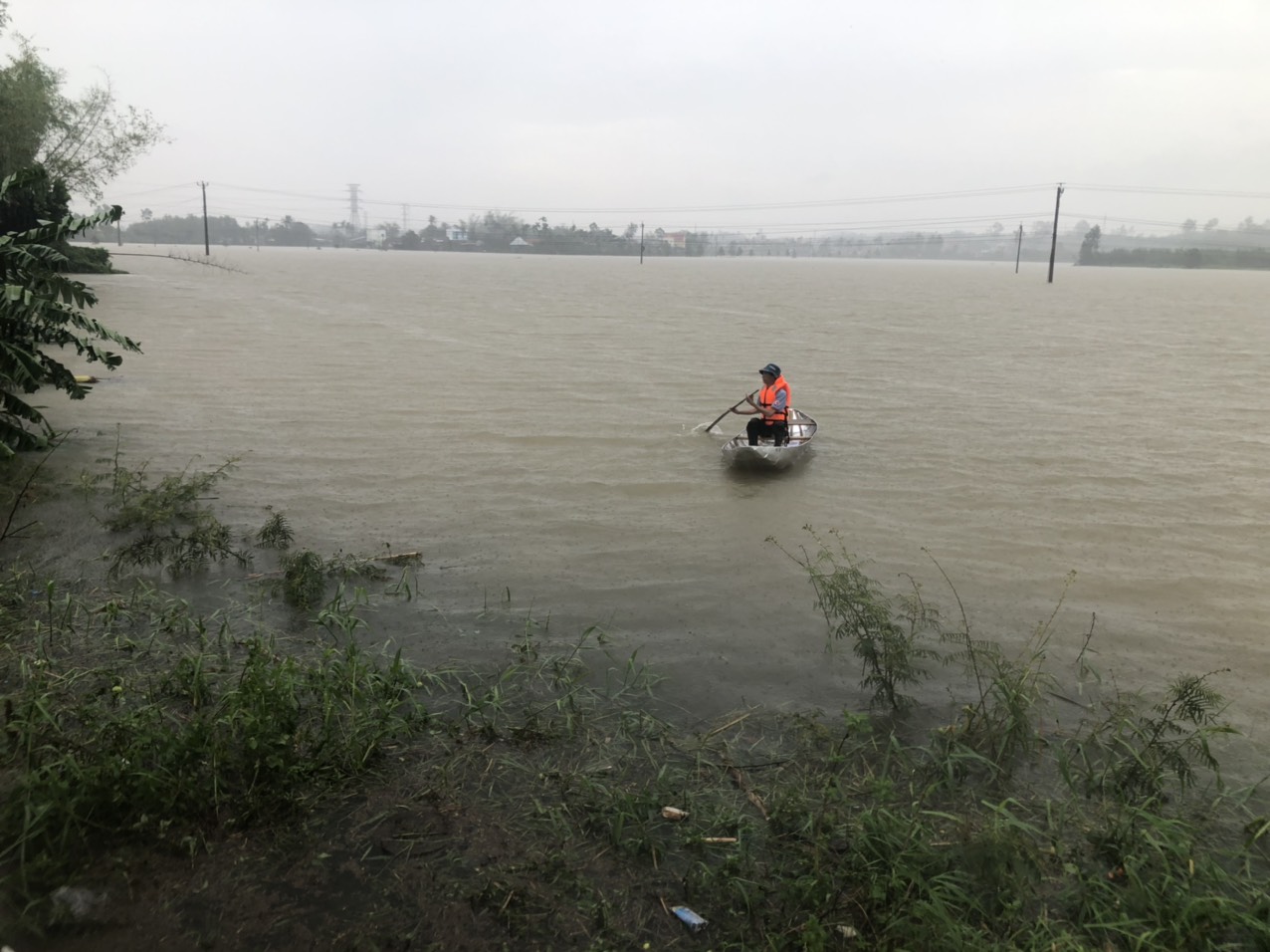 Mưa lũ ở miền Trung: 1 người bị lũ cuốn mất tích, nhiều nơi sạt lở nghiêm trọng