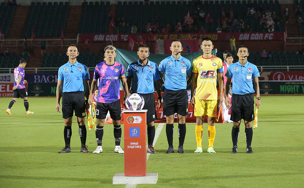 Đến l&uacute;c cần &aacute;p dụng VAR tại V-League - Ảnh 1.