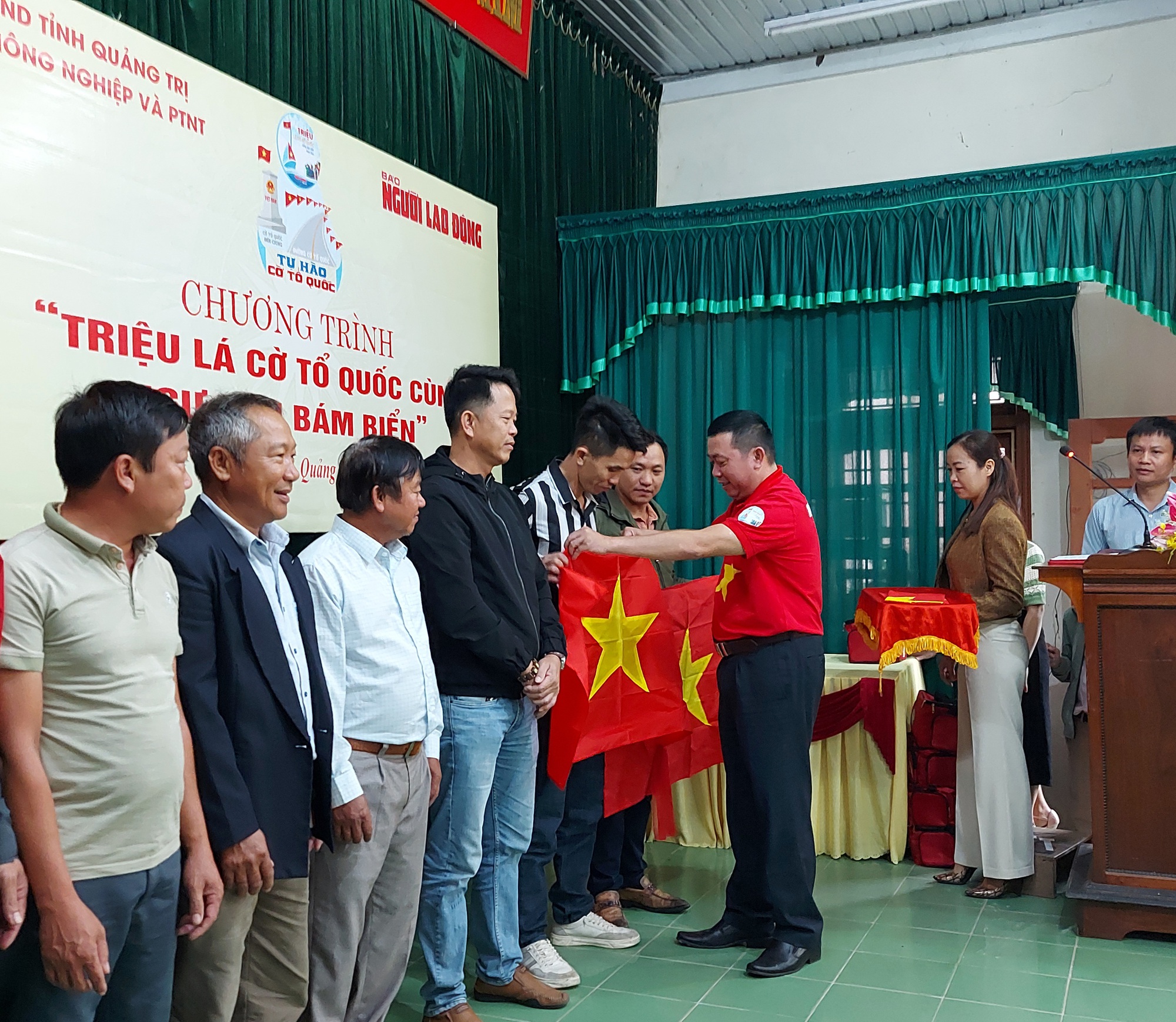 Trao 10.000 l&aacute; cờ Tổ quốc cho ngư d&acirc;n tỉnh Quảng Trị - Ảnh 1.