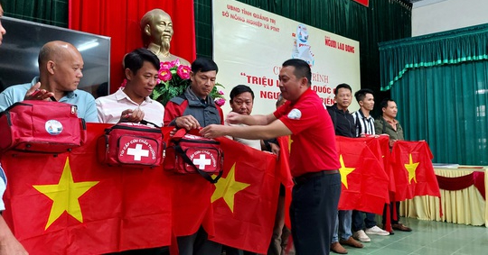 Trao 10.000 l&aacute; cờ Tổ quốc cho ngư d&acirc;n tỉnh Quảng Trị - Ảnh 2.
