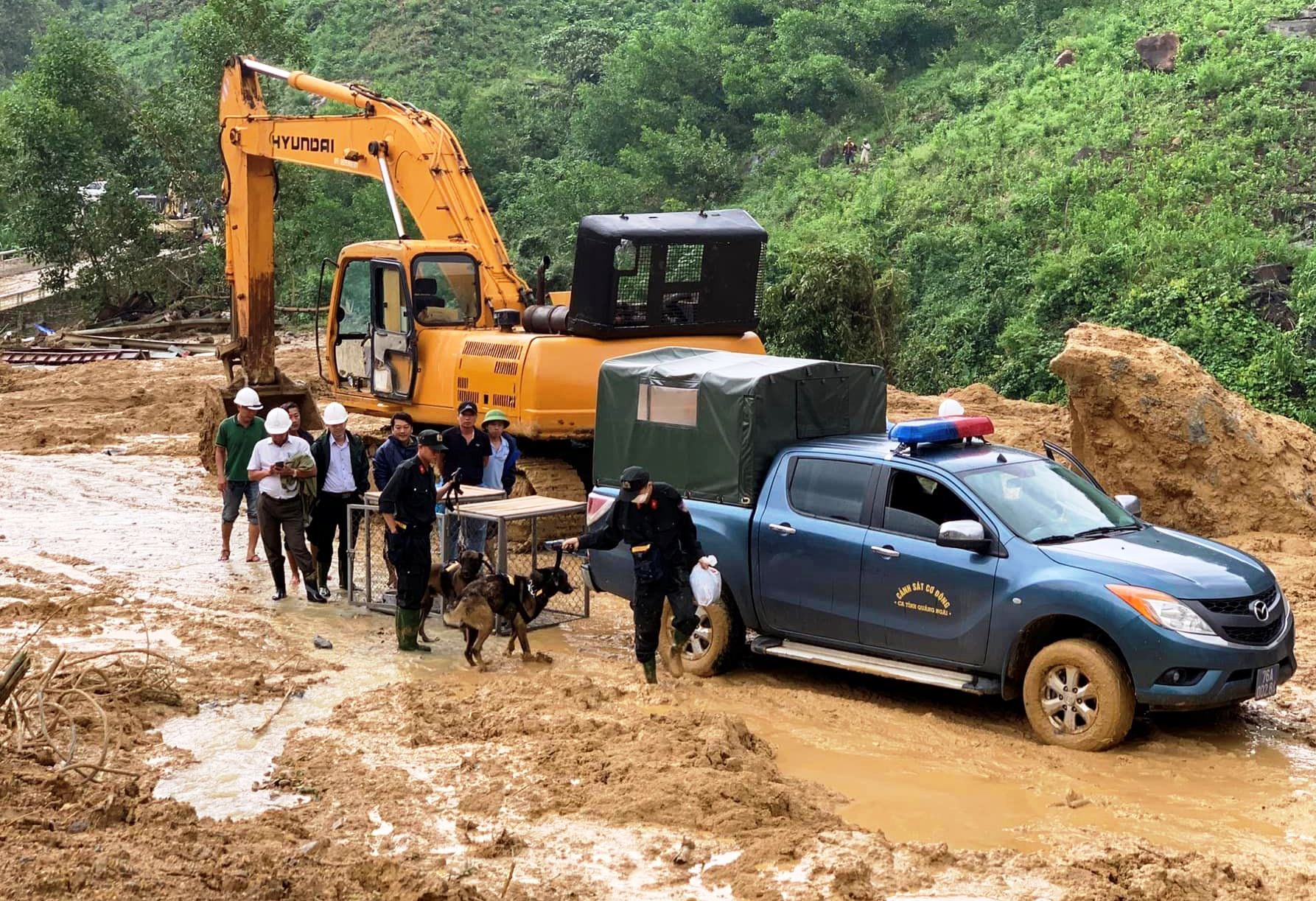 Đưa ch&oacute; nghiệp vụ đến hiện trường vụ sạt lở thủy điện K&agrave; Tinh - Ảnh 1.