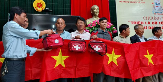 Trao 10.000 l&aacute; cờ Tổ quốc cho ngư d&acirc;n tỉnh Quảng Trị - Ảnh 3.