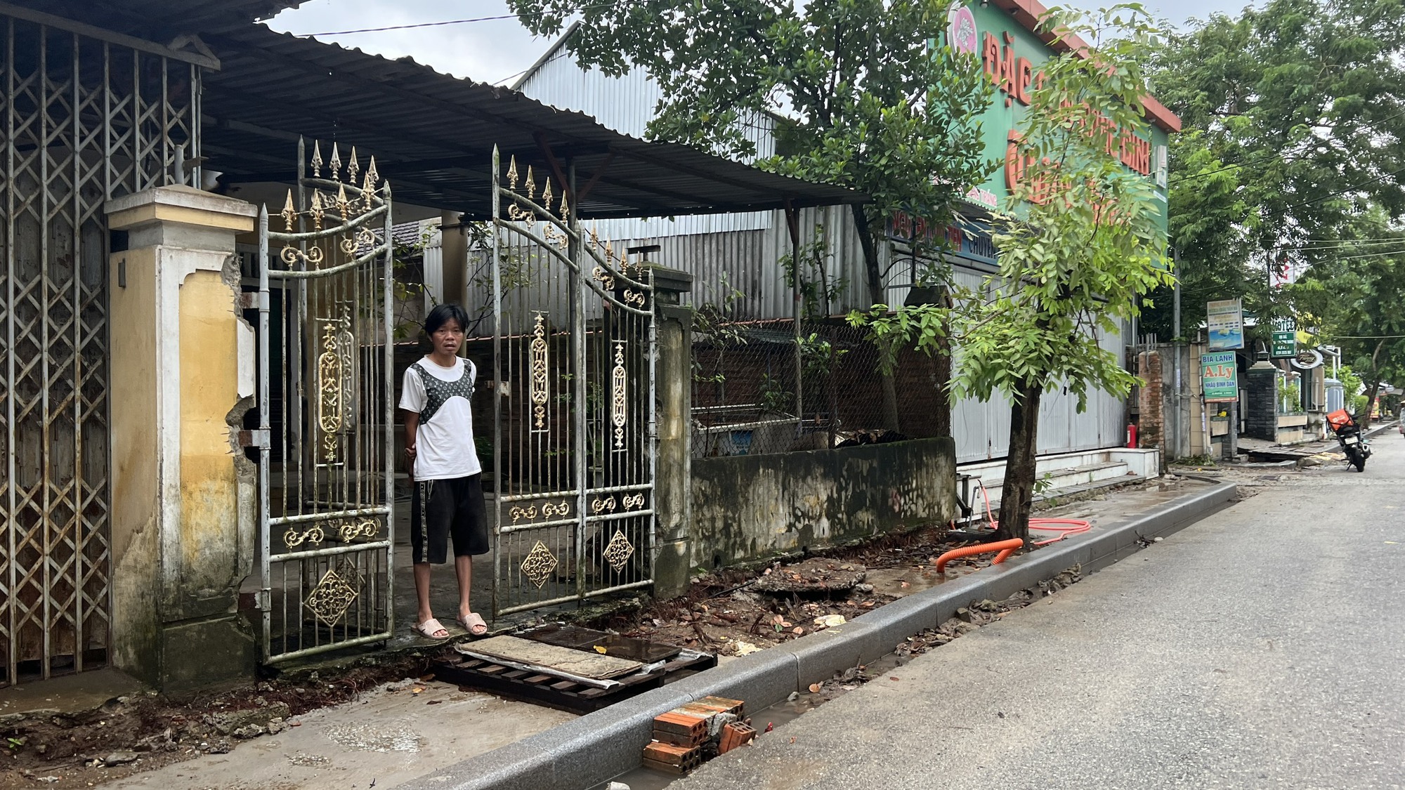 Đơn vị thi c&ocirc;ng đường hứa l&egrave;o&rdquo;, người d&acirc;n v&ugrave;ng nội th&agrave;nh Huế phải khổ theo - Ảnh 1.