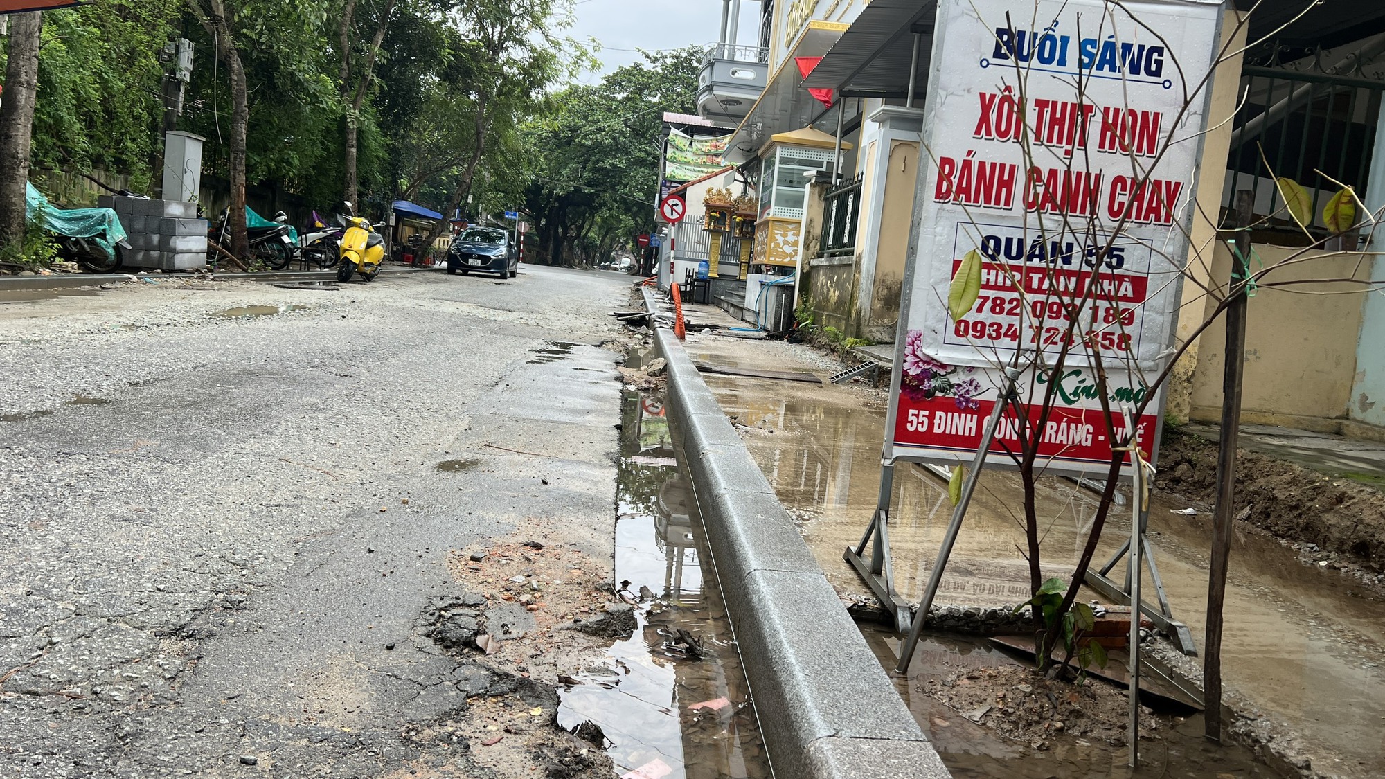 Đơn vị thi c&ocirc;ng đường hứa l&egrave;o&rdquo;, người d&acirc;n v&ugrave;ng nội th&agrave;nh Huế phải khổ theo - Ảnh 2.