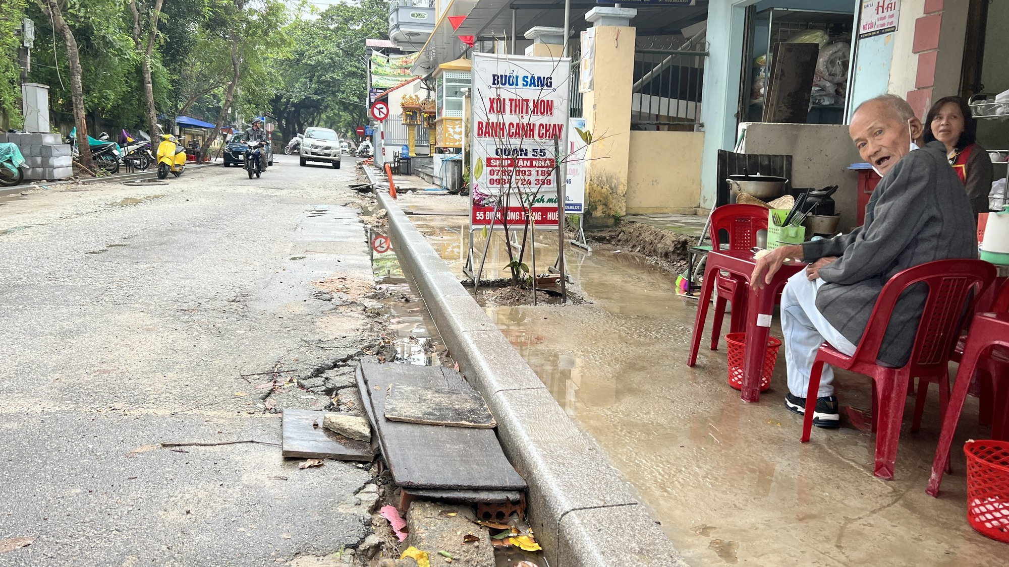 Đơn vị thi công đường "hứa lèo”, người dân vùng nội thành Huế phải khổ theo