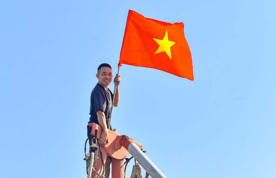Trao tặng 10.000 lá cờ Tổ quốc cho ngư dân Thanh Hóa