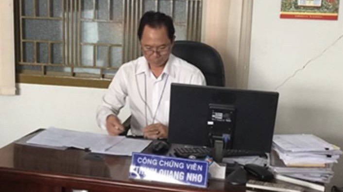 Công an Bình Dương bắt 2 công chứng viên - Ảnh 1.