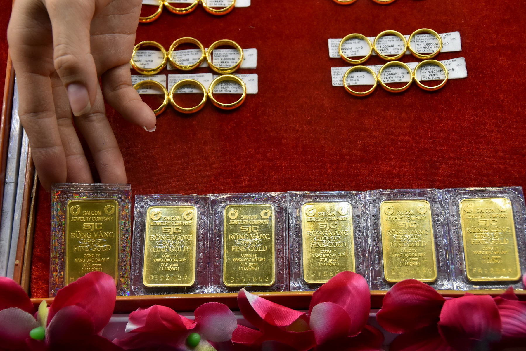 Giá vàng hôm nay 12-10: Rơi thẳng đứng dù USD đảo chiều giảm giá