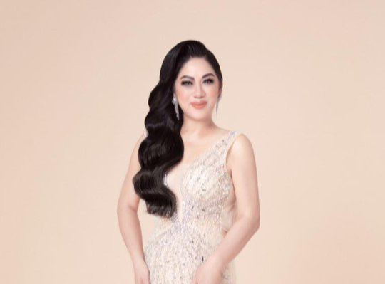 CEO, họa sĩ Mai Trang Bùi khoe nét đẹp rạng ngời, quý phái trong loạt ảnh mới