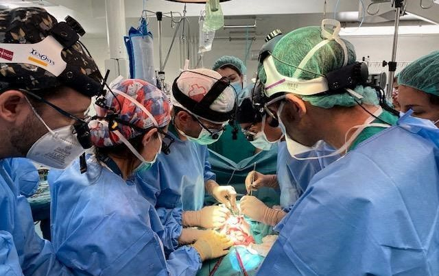 Bé 1 tuổi thành người đầu tiên trên thế giới được ghép ruột