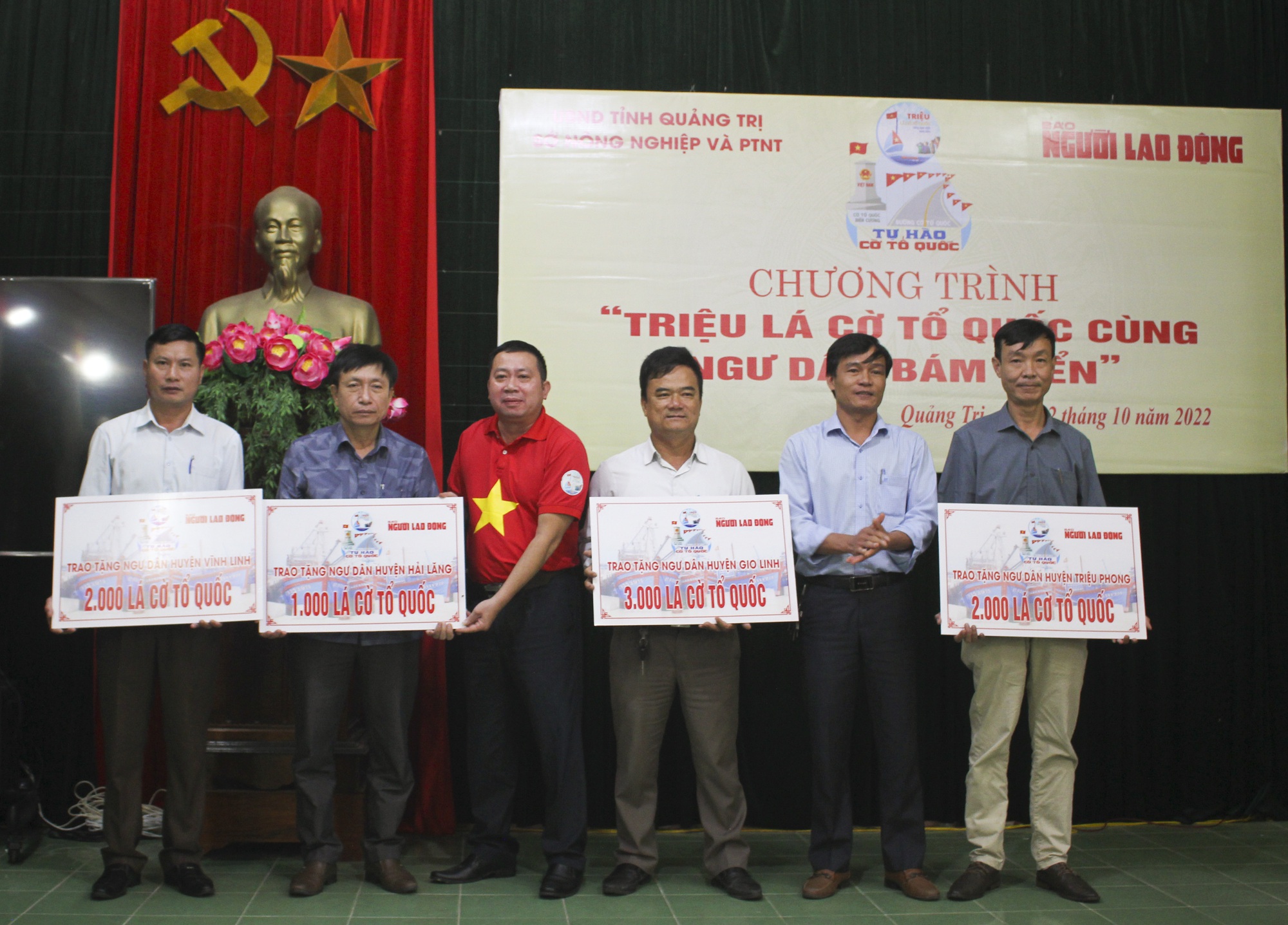 Trao 10.000 l&aacute; cờ Tổ quốc cho ngư d&acirc;n tỉnh Quảng Trị - Ảnh 7.