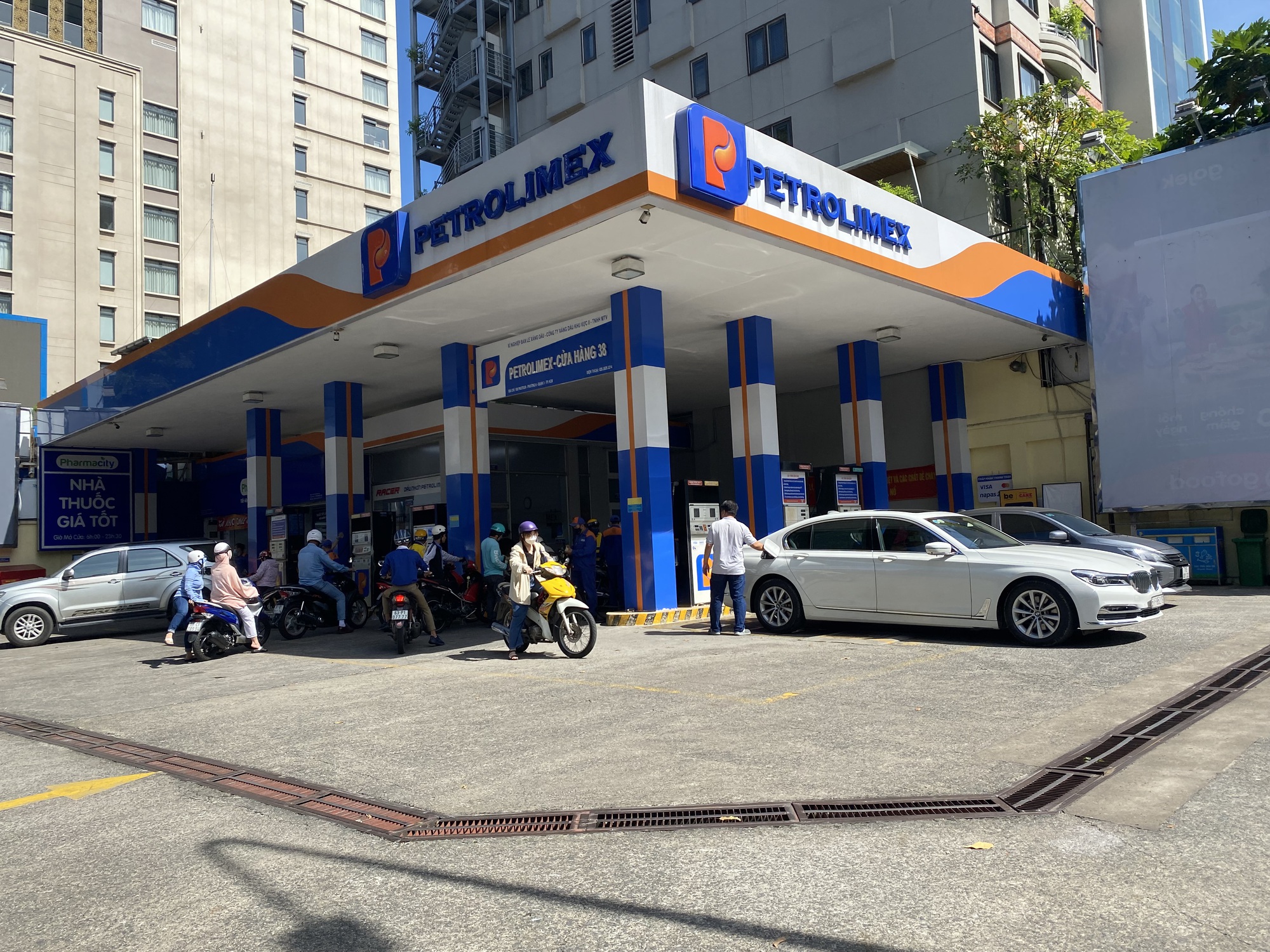 To&agrave;n cảnh c&acirc;y xăng ở TP HCM từ s&aacute;ng đến chiều 12-10 - Ảnh 3.