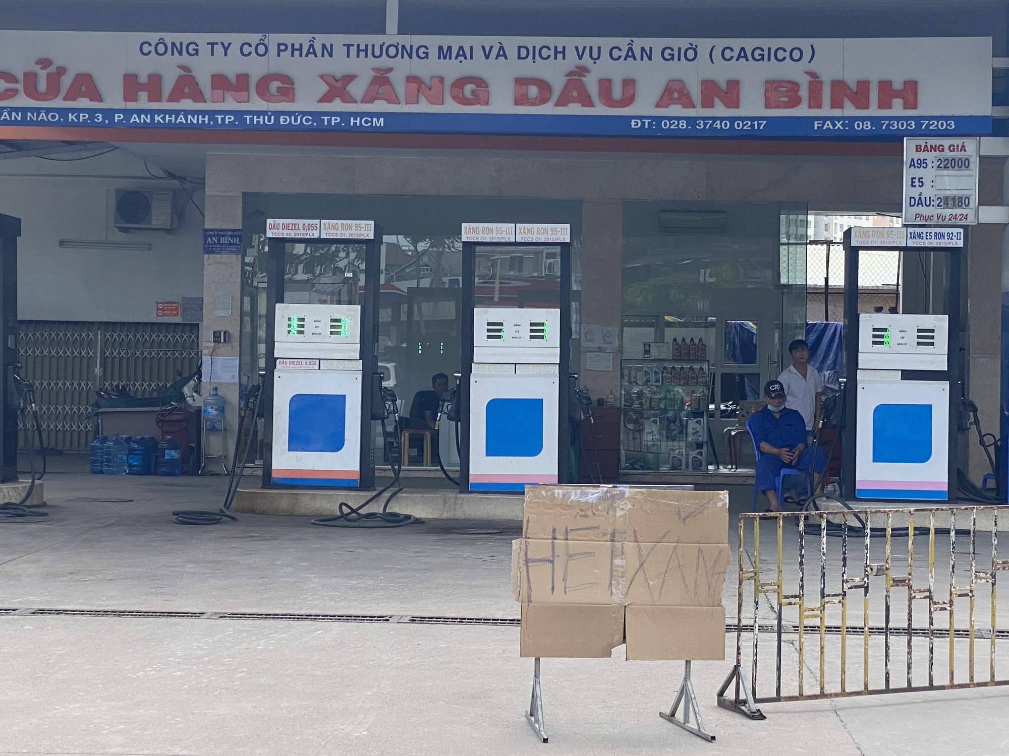 To&agrave;n cảnh c&acirc;y xăng ở TP HCM từ s&aacute;ng đến chiều 12-10 - Ảnh 7.