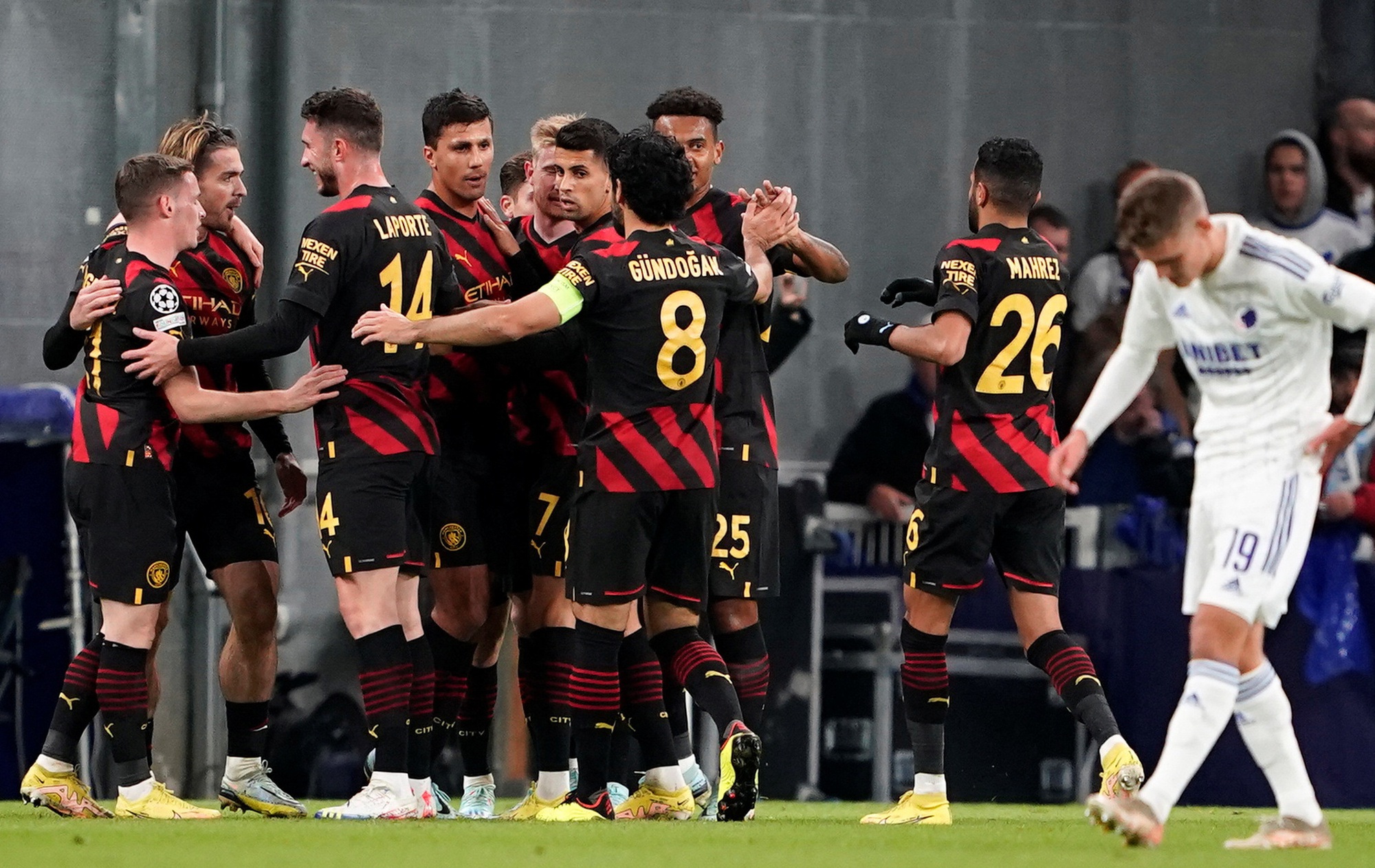 S&aacute;t thủ Haaland kh&ocirc;ng được ra s&acirc;n, Man City bị chủ nh&agrave; Copenhagen cầm h&ograve;a - Ảnh 8.