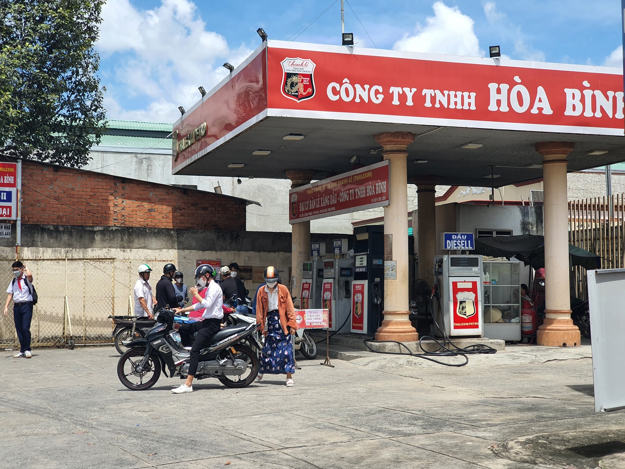 CLIP: Đánh nhau vì mâu thuẫn chờ đổ xăng - Ảnh 4.