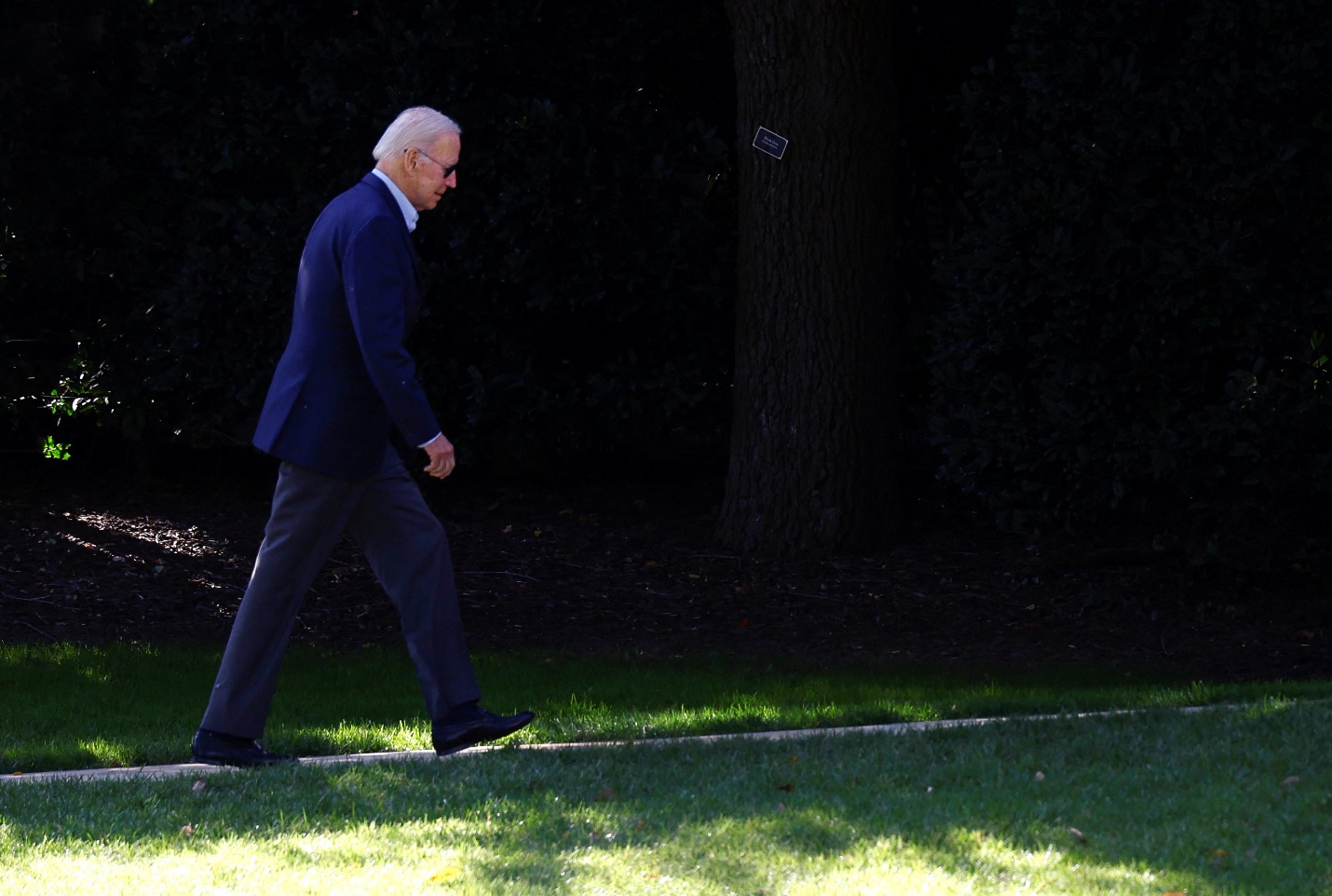 Tổng thống Joe Biden “khó xử” về chuyện liên quan giá dầu