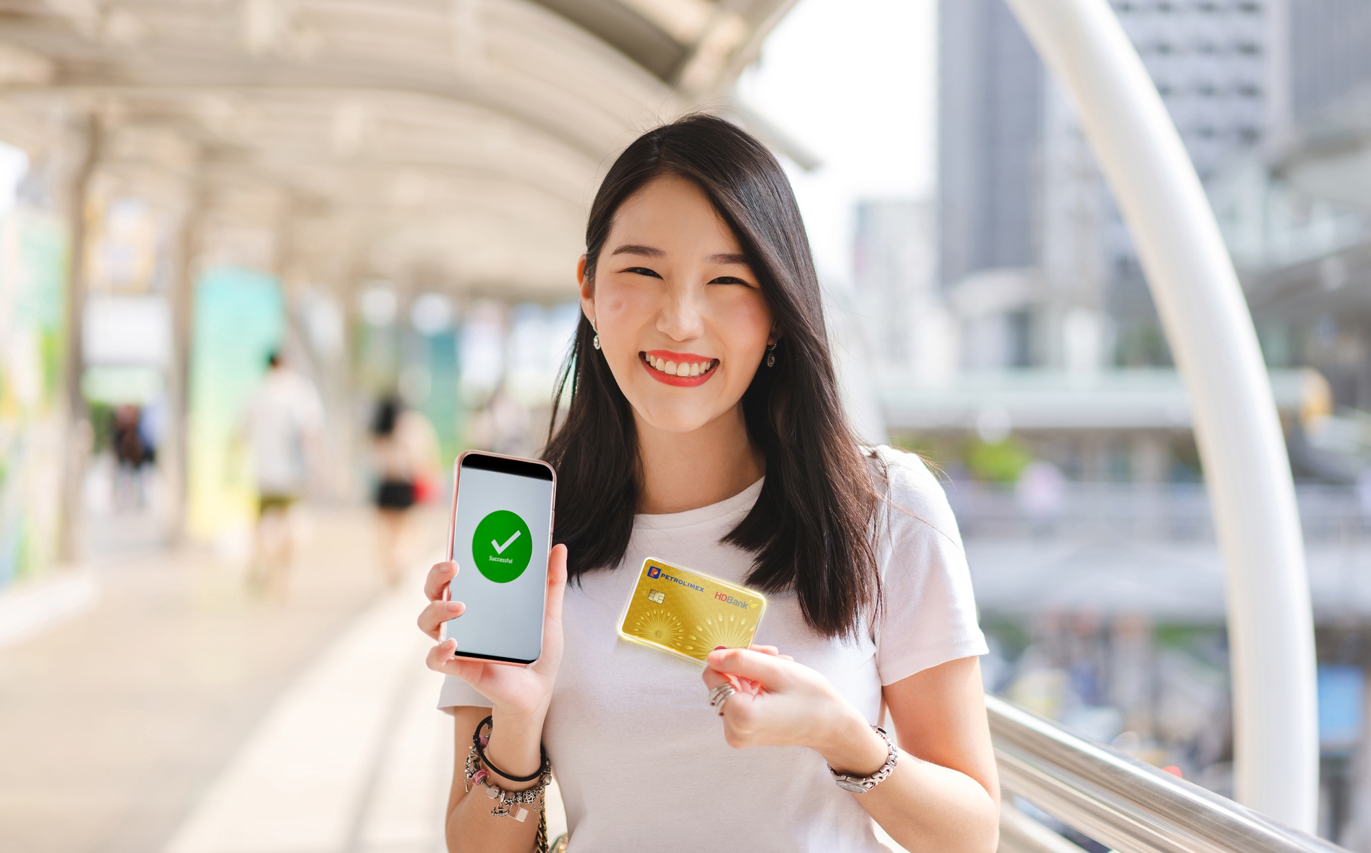 Si&ecirc;u thẻ HDBank Petrolimex 4 trong 1 tạo ấn tượng với tốc độ cấp thẻ cực nhanh - Ảnh 1.