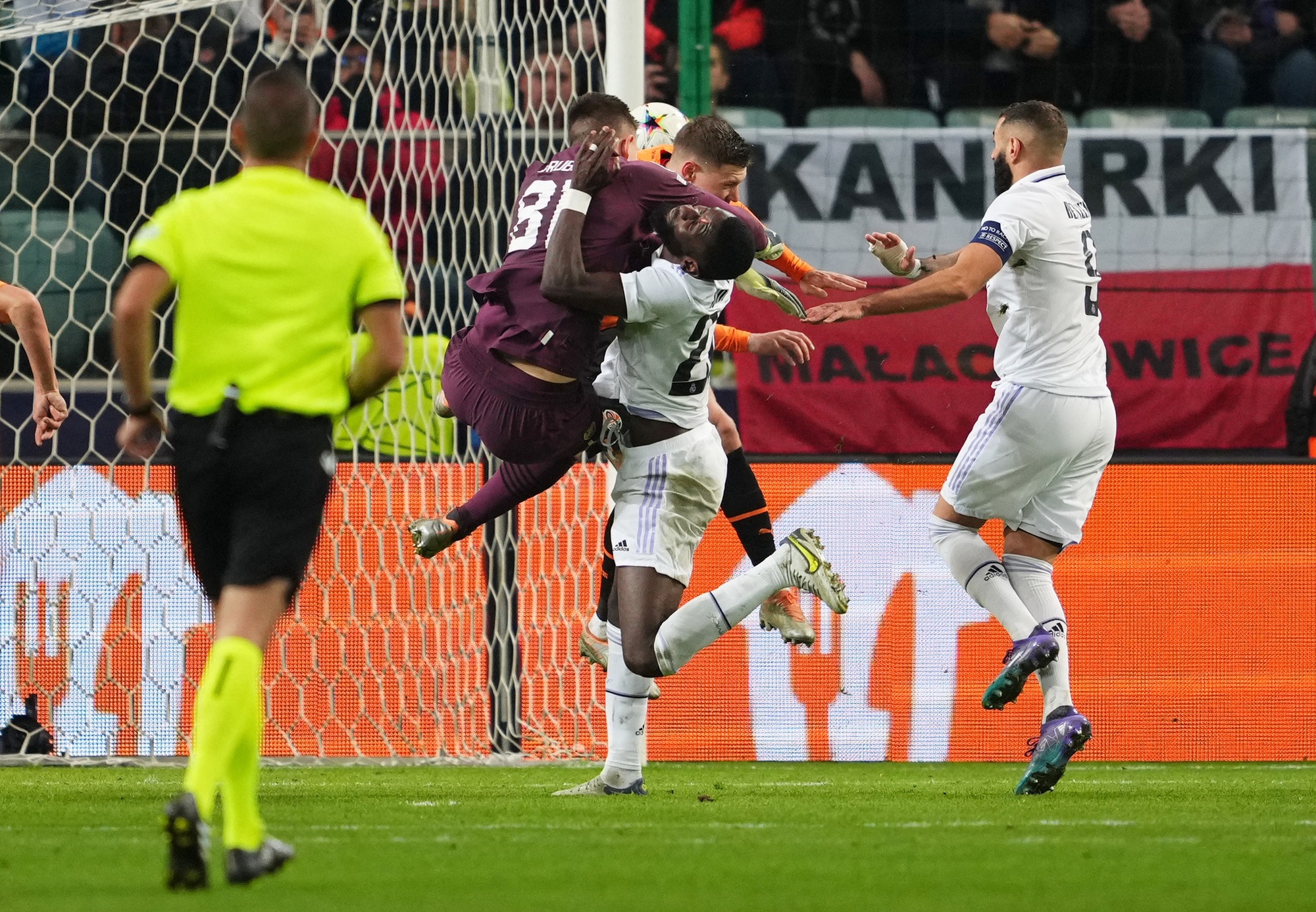 Rudiger đổ m&aacute;u kiếm trận h&ograve;a, Real Madrid chia điểm nghẹt thở Shakhtar Donetsk - Ảnh 5.