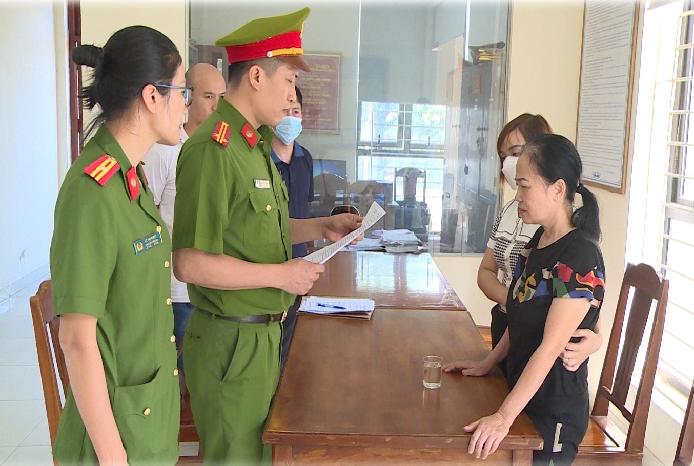 Bắt giam mẹ vợ cùng con rể khai thác cát trái phép trên sông - Ảnh 1.