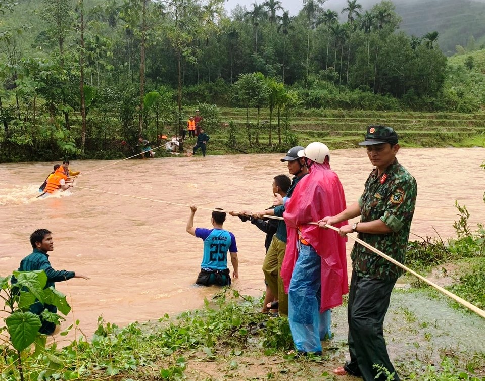 Bộ đội, dân quân giăng dây vượt suối, đưa người dân đi tránh sạt lở