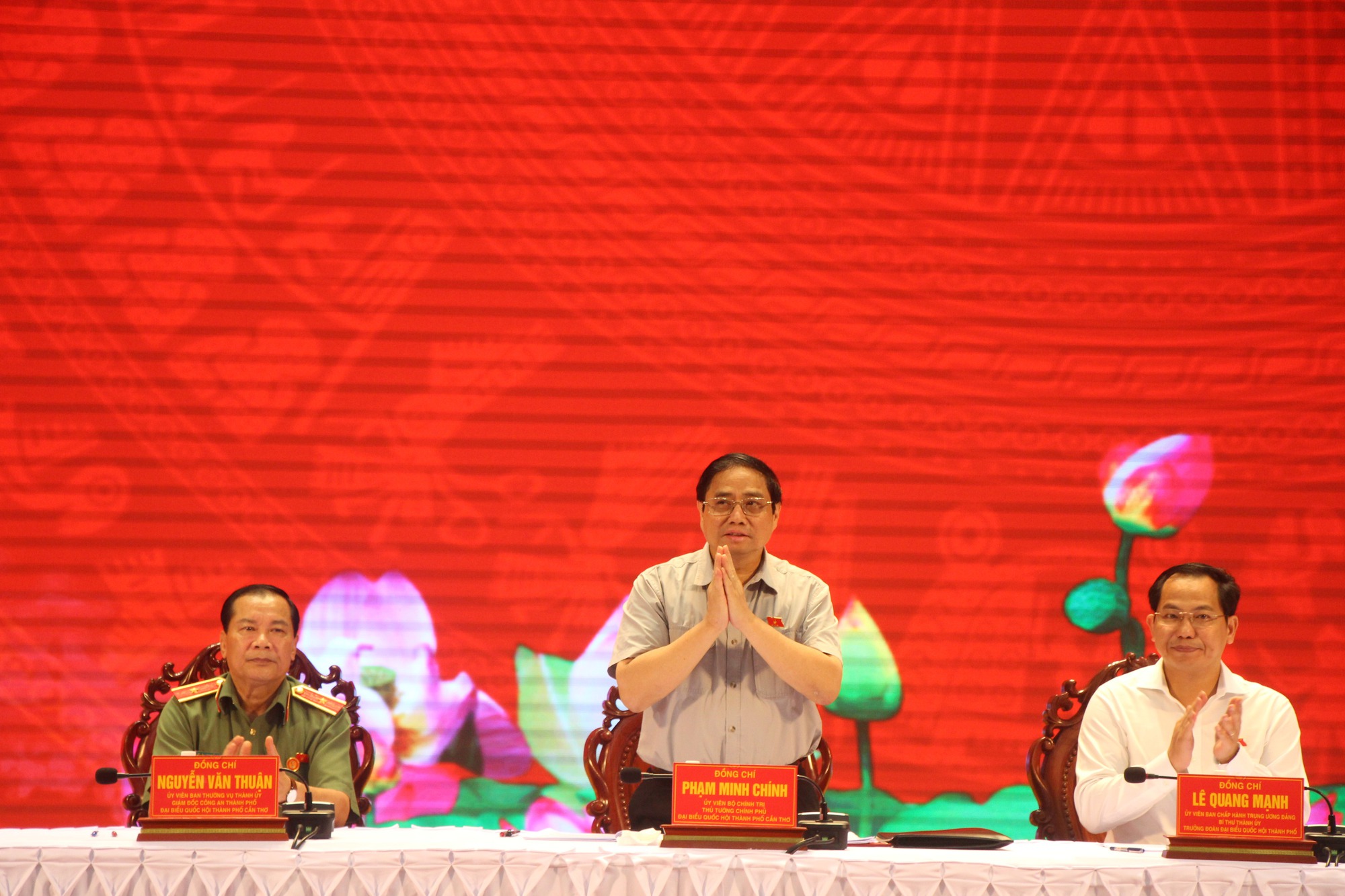 Thủ tướng Phạm Minh Ch&iacute;nh trả lời cử tri về t&igrave;nh h&igrave;nh xăng dầu - Ảnh 1.